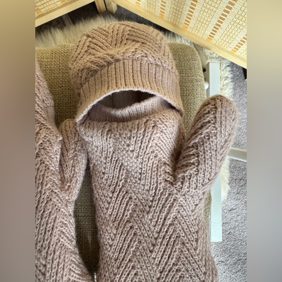 Lululemon sherpa weave pom beanie+sherpa weave mitten set - Picture 7 of 8